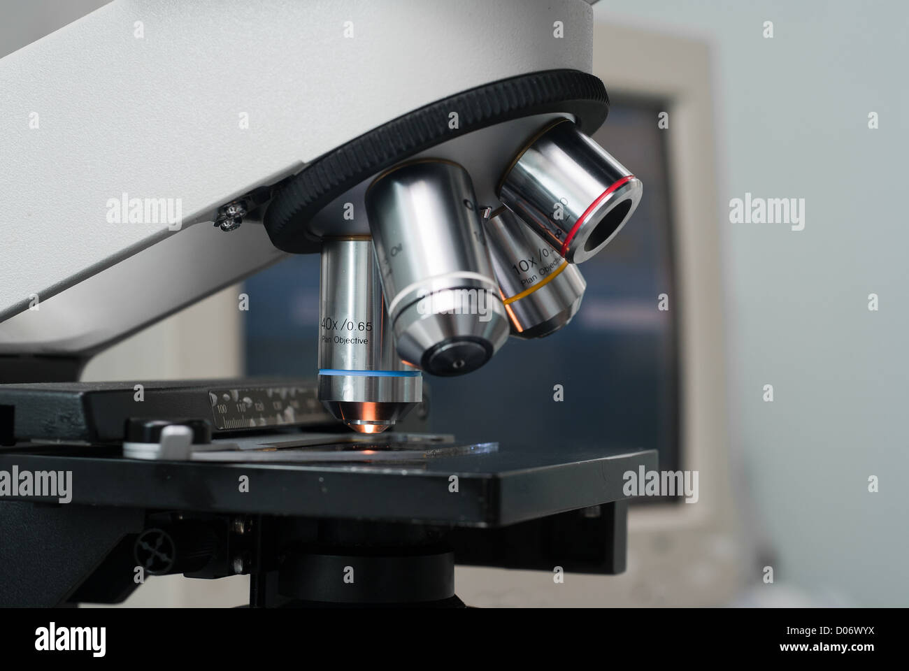 Primo piano di microscopi lenti. Profondità di campo. Focus su 'blu' lente.  La foto è stata scattata nel laboratorio reale Foto stock - Alamy