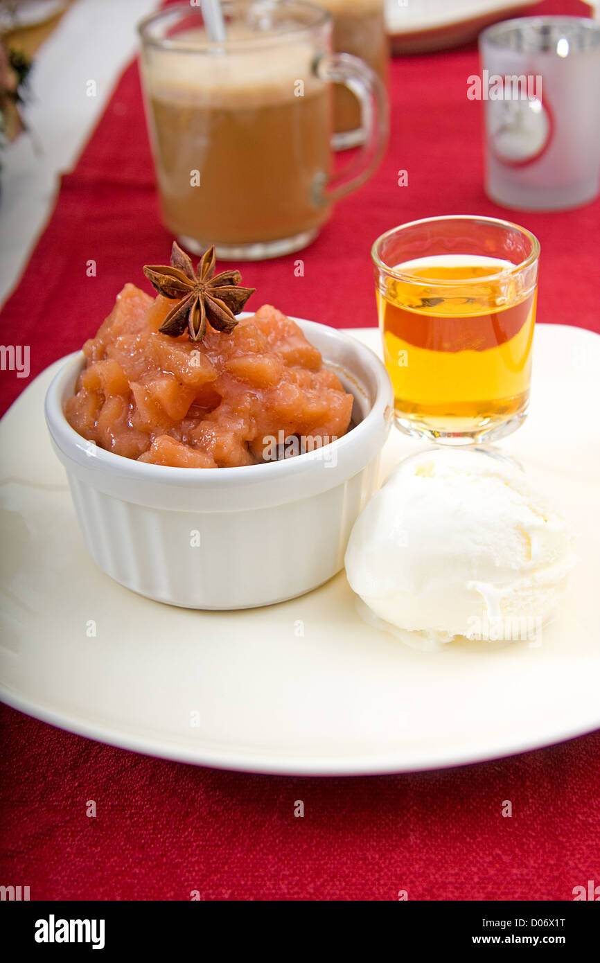 Il dessert con ghiaccio, stufati di pere e liquore sulla piastra bianca Foto Stock