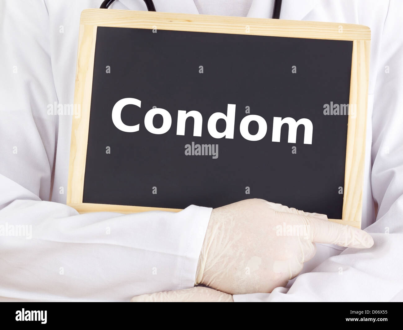 Medico mostra informazioni sulla lavagna: il preservativo Foto Stock