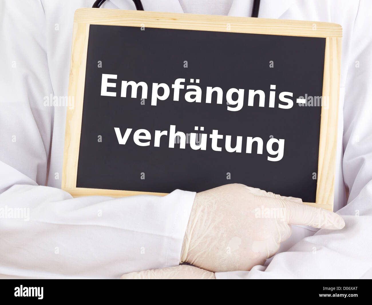 Medico mostra informazioni sulla lavagna: controllo delle nascite Foto Stock