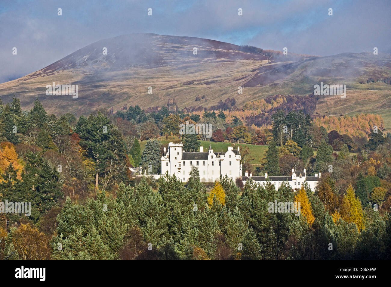 Nuvole che si sollevano sopra Blair Castle con la montagna dietro in Blair Atholl Perthshire Scozia in una giornata di autunno soleggiata come visto dalla strada A9 Foto Stock