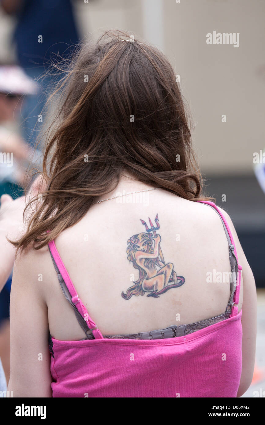 Ella diavolo tatuaggio sul retro del giovane fiera scuoiati donna Foto Stock