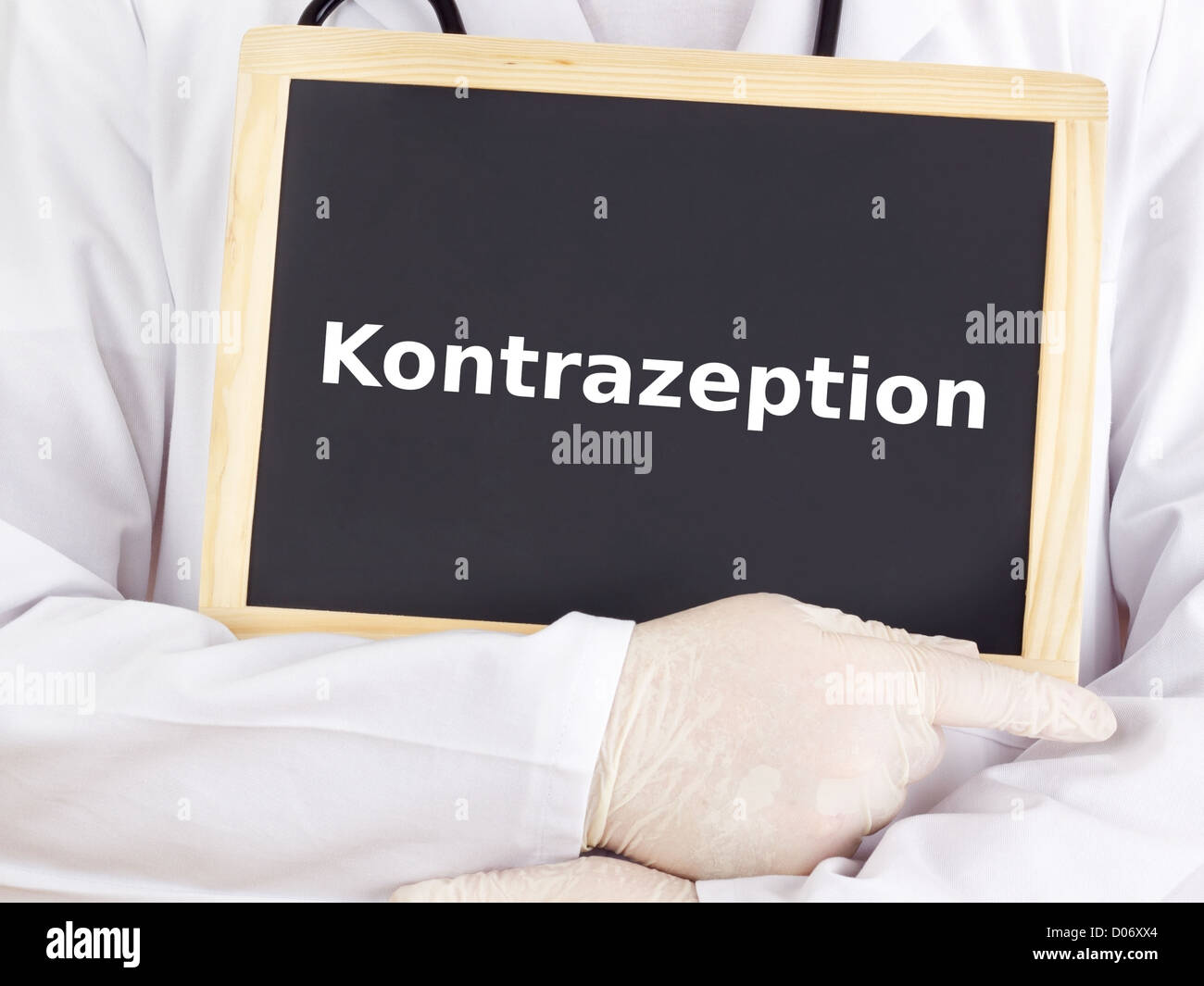Medico mostra informazioni sulla lavagna: contraccezione Foto Stock