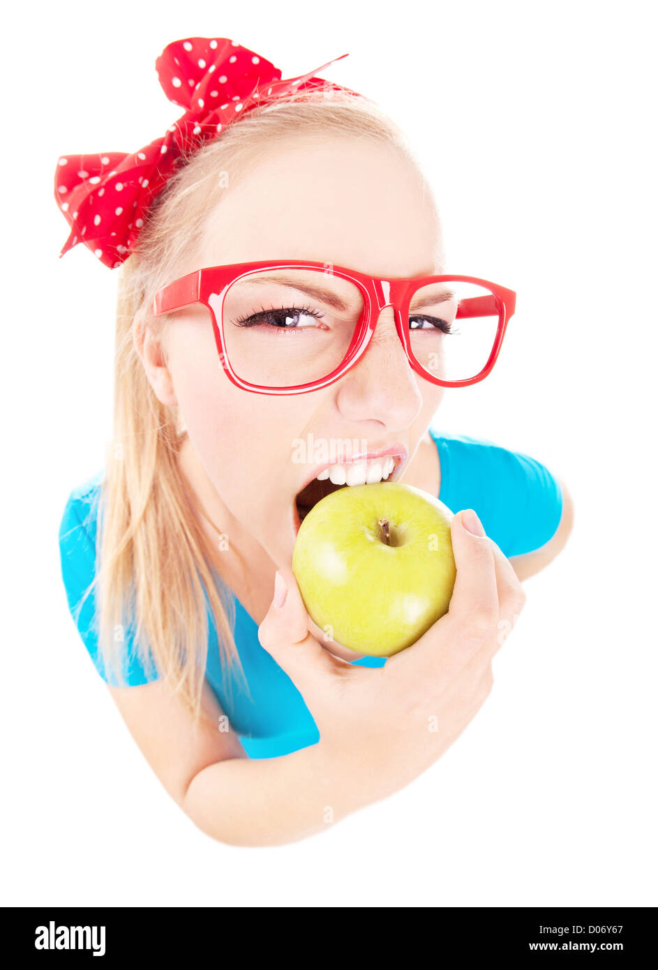 Funny Girl mordere un apple isolato su bianco, fish eye shot Foto Stock