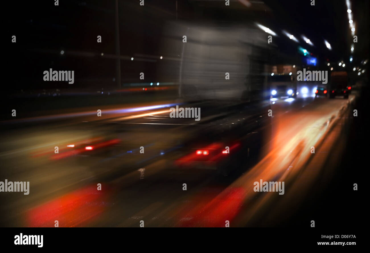 Carrello veloce la guida su strada con le luci della notte Foto Stock