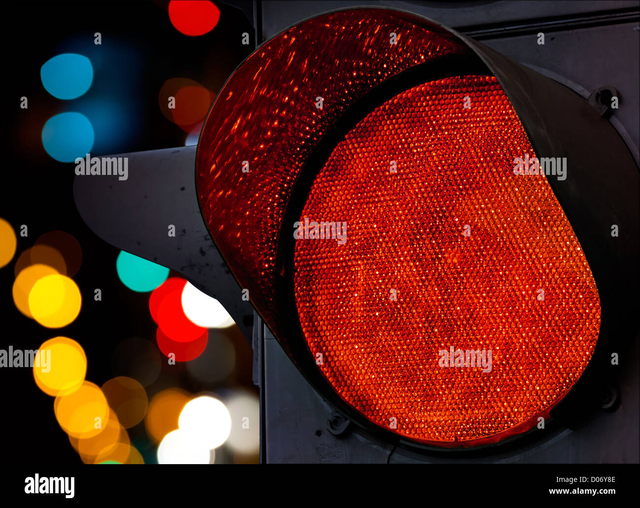 Semaforo rosso con colorate luci non focalizzato su uno sfondo Foto Stock