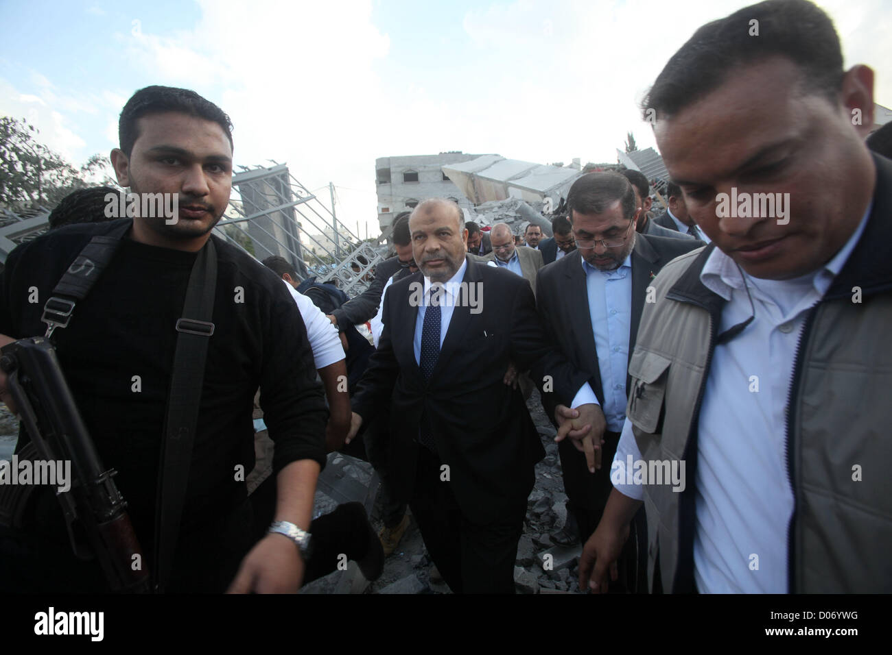 Nov. 19, 2012 - Gaza City, nella Striscia di Gaza, Territori palestinesi - Il leader dell'Egitto islamico di libertà e di giustizia parte Saad al-Katatni passeggiate sulle macerie del distrutto Gabinetto palestinese durante la sua visita alla striscia di Gaza, nella città di Gaza, nov. 19, 2012. APAimages \ Yasser Qudih, piscina (credito Immagine: © Apaimages APA/images/ZUMAPRESS.com) Foto Stock