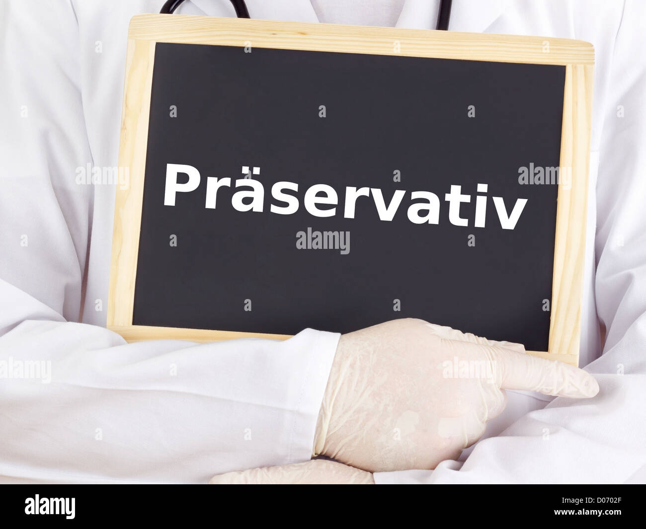 Medico mostra informazioni sulla lavagna: il preservativo Foto Stock