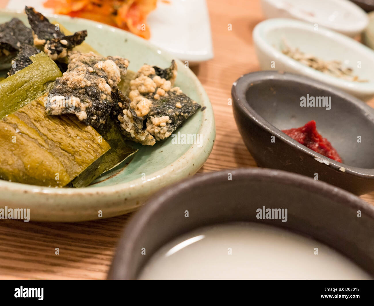 Kimchi e piatti a base di alghe marine nel sud un ristorante coreano. Foto Stock