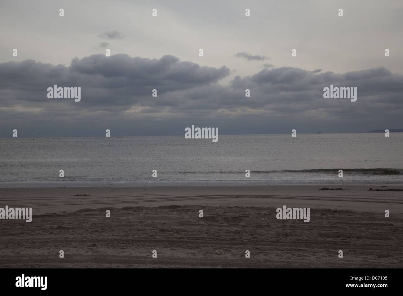 Un tranquillo Oceano Atlantico sulla spiaggia a Coney Island non dà alcun suggerimento che il ciclone Sandy aveva recentemente devastato la regione. Foto Stock