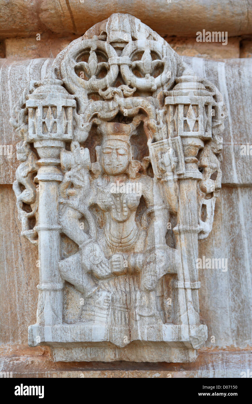 Yaksha figura intagliata sulla Kirti Stambha, Chittorgarh, Rajasthan, India Foto Stock