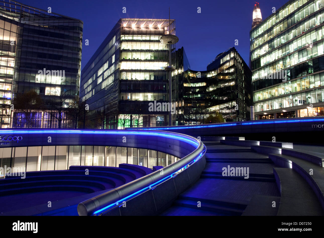 Più Londra Riverside edifici per uffici illuminata di notte, Londra, Inghilterra, Regno Unito Foto Stock