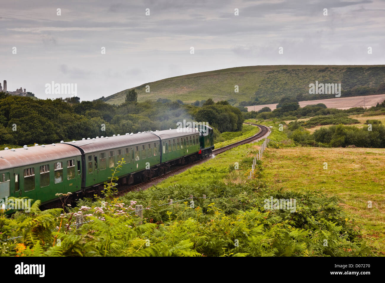 Un treno a vapore sulla ferrovia a Swanage nel Dorset. Foto Stock