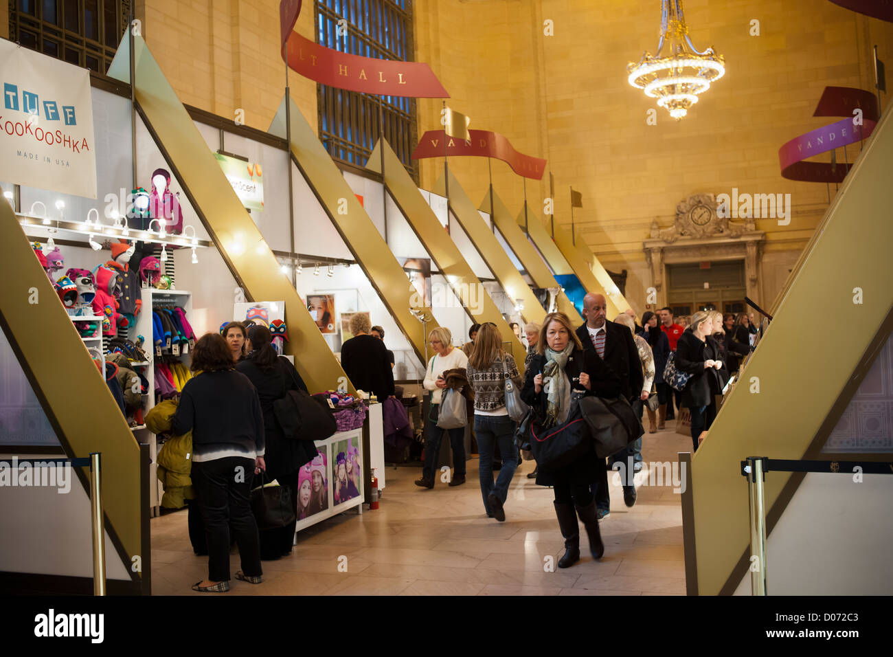 Shoppers sfoglia il Grand Central Fiera Vacanze a Vanderbilt Hall di Grand Central Terminal di New York Foto Stock