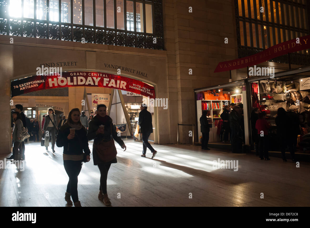 Shoppers sfoglia il Grand Central Fiera Vacanze a Vanderbilt Hall di Grand Central Terminal di New York Foto Stock