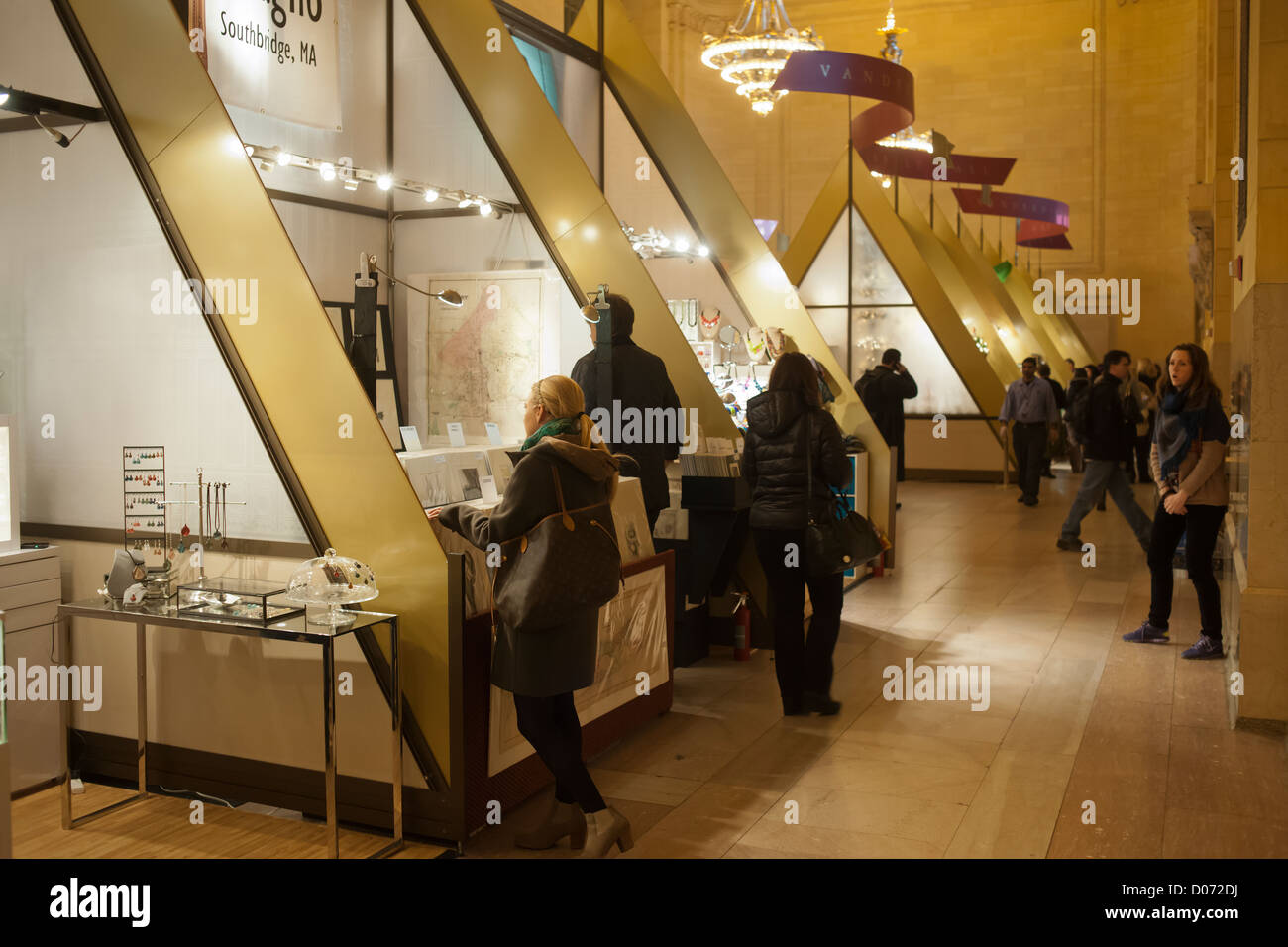 Shoppers sfoglia il Grand Central Fiera Vacanze a Vanderbilt Hall di Grand Central Terminal di New York Foto Stock