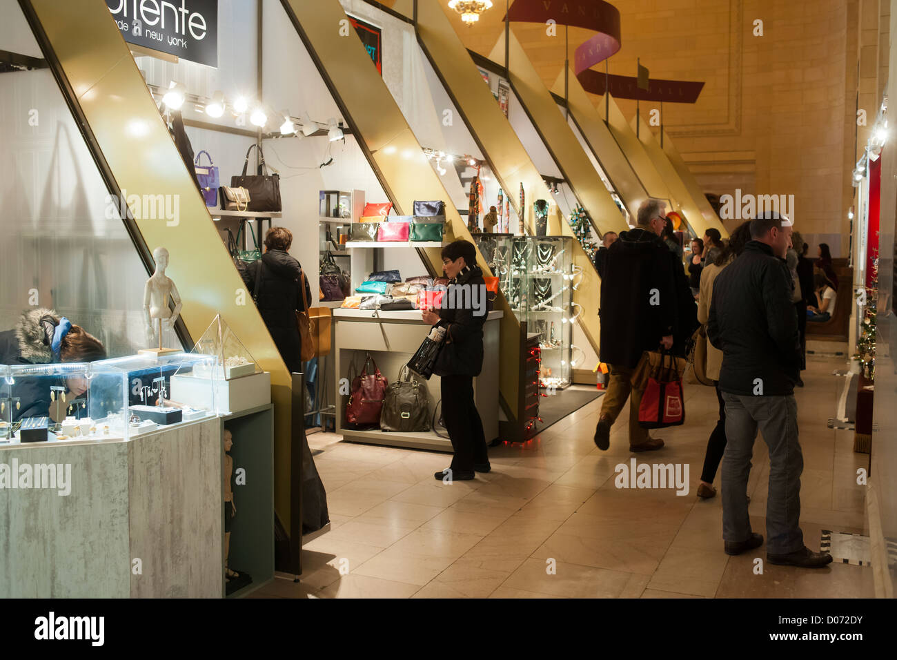 Shoppers sfoglia il Grand Central Fiera Vacanze a Vanderbilt Hall di Grand Central Terminal di New York Foto Stock