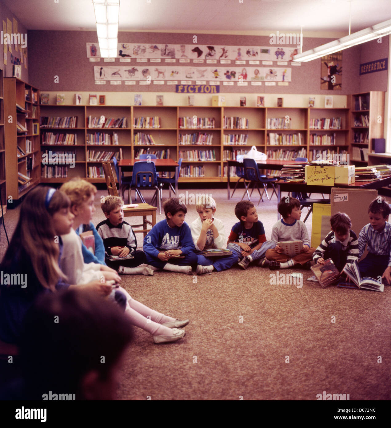 Bambini seduti nella scuola per bambini Biblioteca Lantzville Vancouver Island British Columbia Canada KATHY DEWITT Foto Stock
