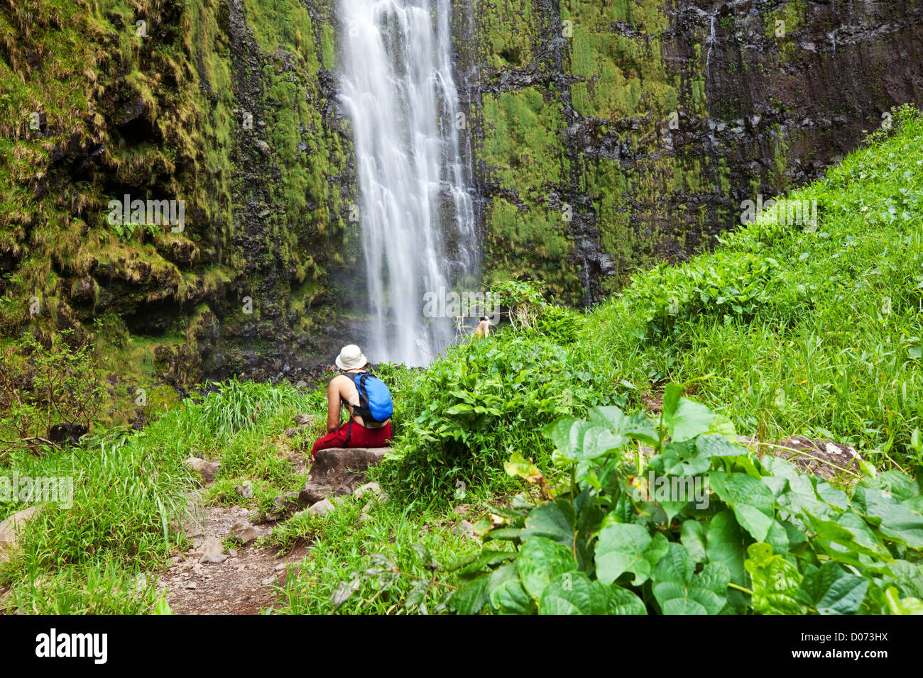 L'uomo resto vicino a cascata Foto Stock