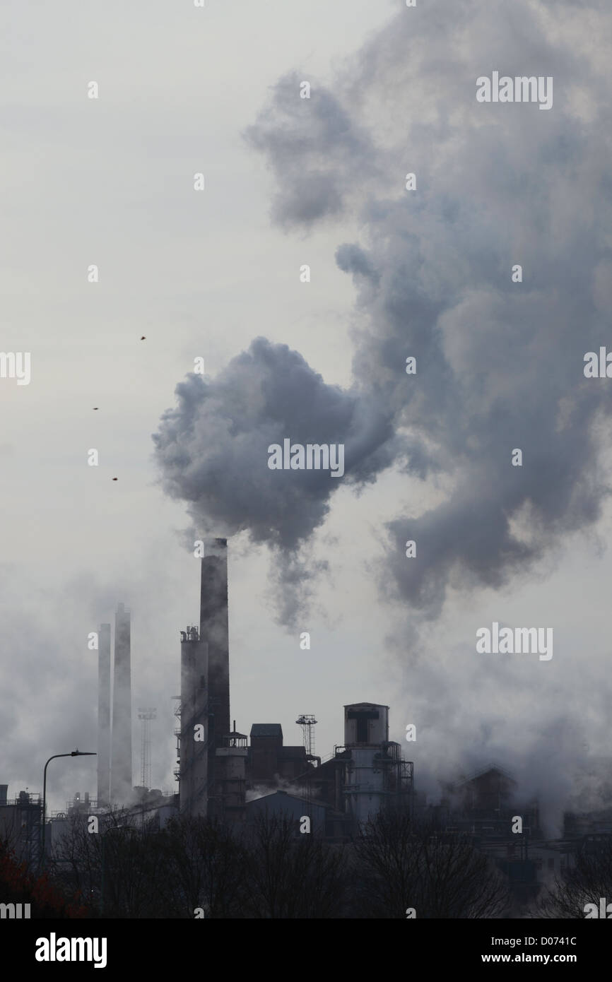 Inquinamento industriale, fumo, vapore, smog, le emissioni di CO2 Emissioni di gas ad effetto serra, Suffolk, Regno Unito Foto Stock