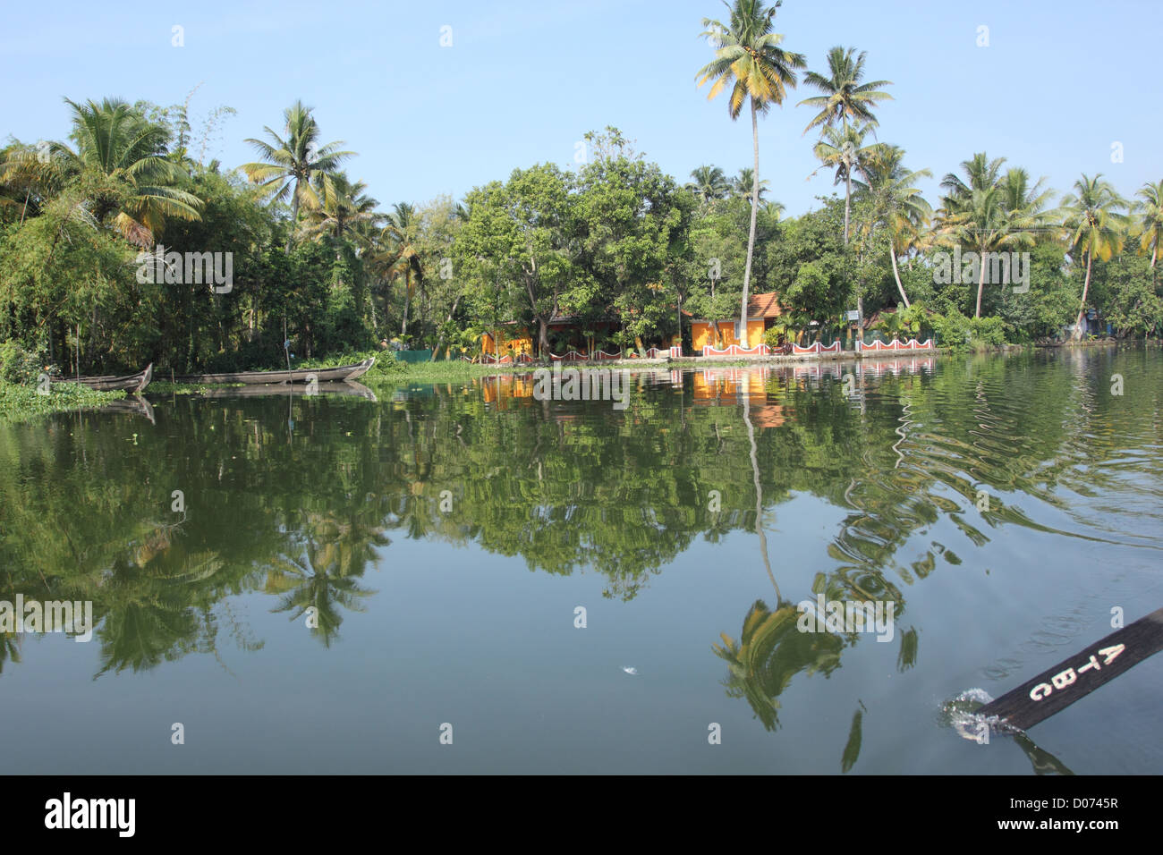 Vista di una casa sulla banca di backwaters nel Kerala. Foto Stock