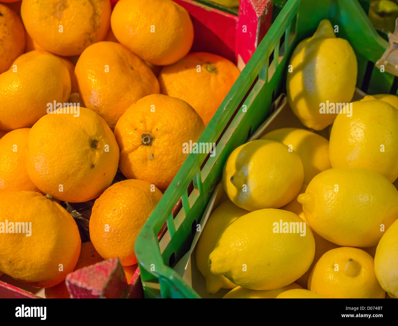 Ceste di arance e di limoni in vendita in un mercato degli agricoltori in Scozia. Foto Stock