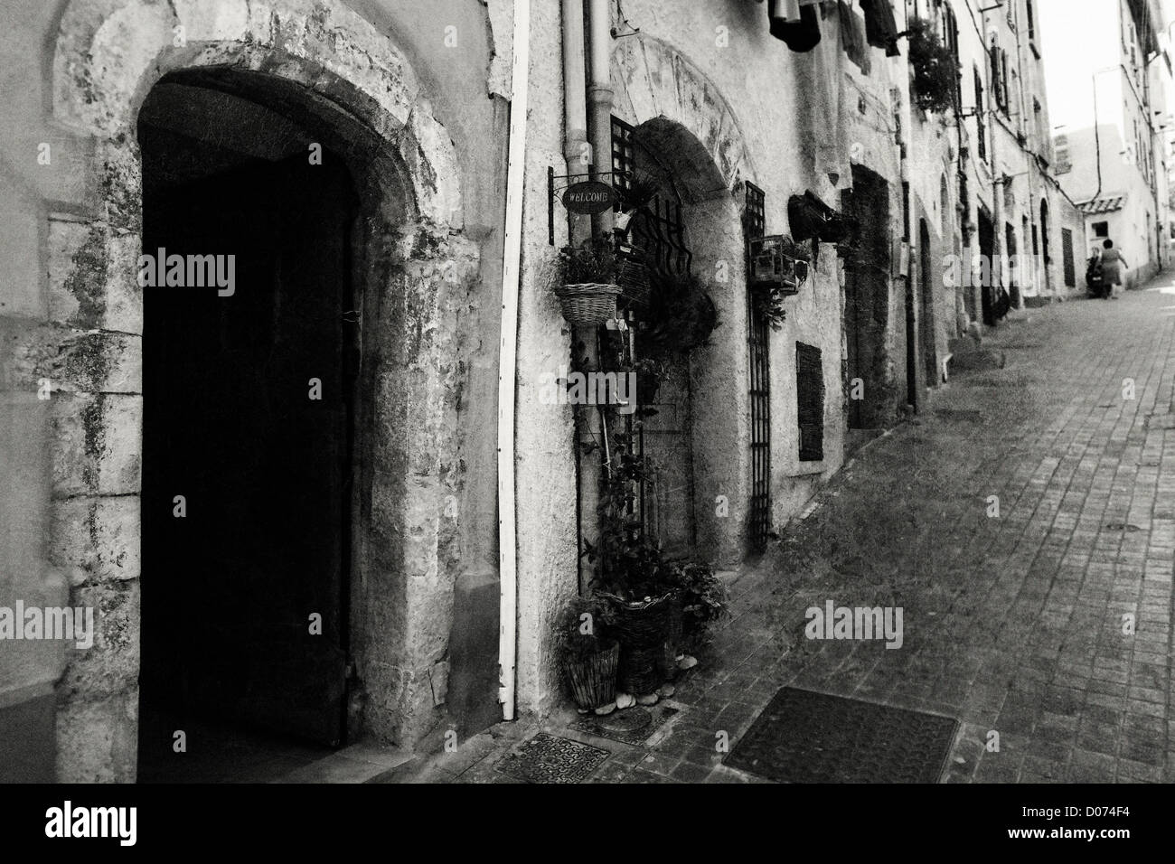 Vecchia strada in Italia. Nero in immagine in bianco Foto Stock