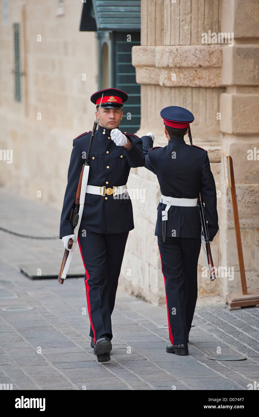 Sentinelle della guardia al di fuori del Granmaestro Palace, Valletta, Malta Foto Stock