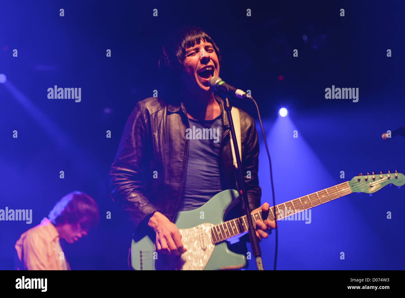 Zagabria, Croazia. Il 18 novembre 2012. Ryan Jarman del Wakefield indie-rock band i presepi mostrato mentre si esegue presso la fabbrica di Cultura a Zagabria in Croazia. Foto Stock