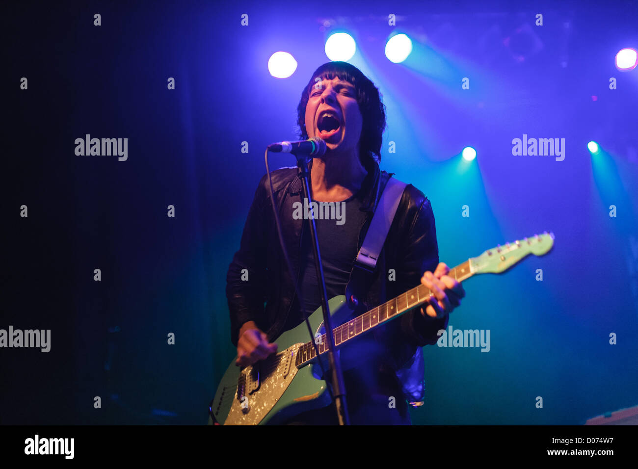 Zagabria, Croazia. Il 18 novembre 2012. Ryan Jarman del Wakefield indie-rock band i presepi mostrato mentre si esegue presso la fabbrica di Cultura a Zagabria in Croazia. Foto Stock
