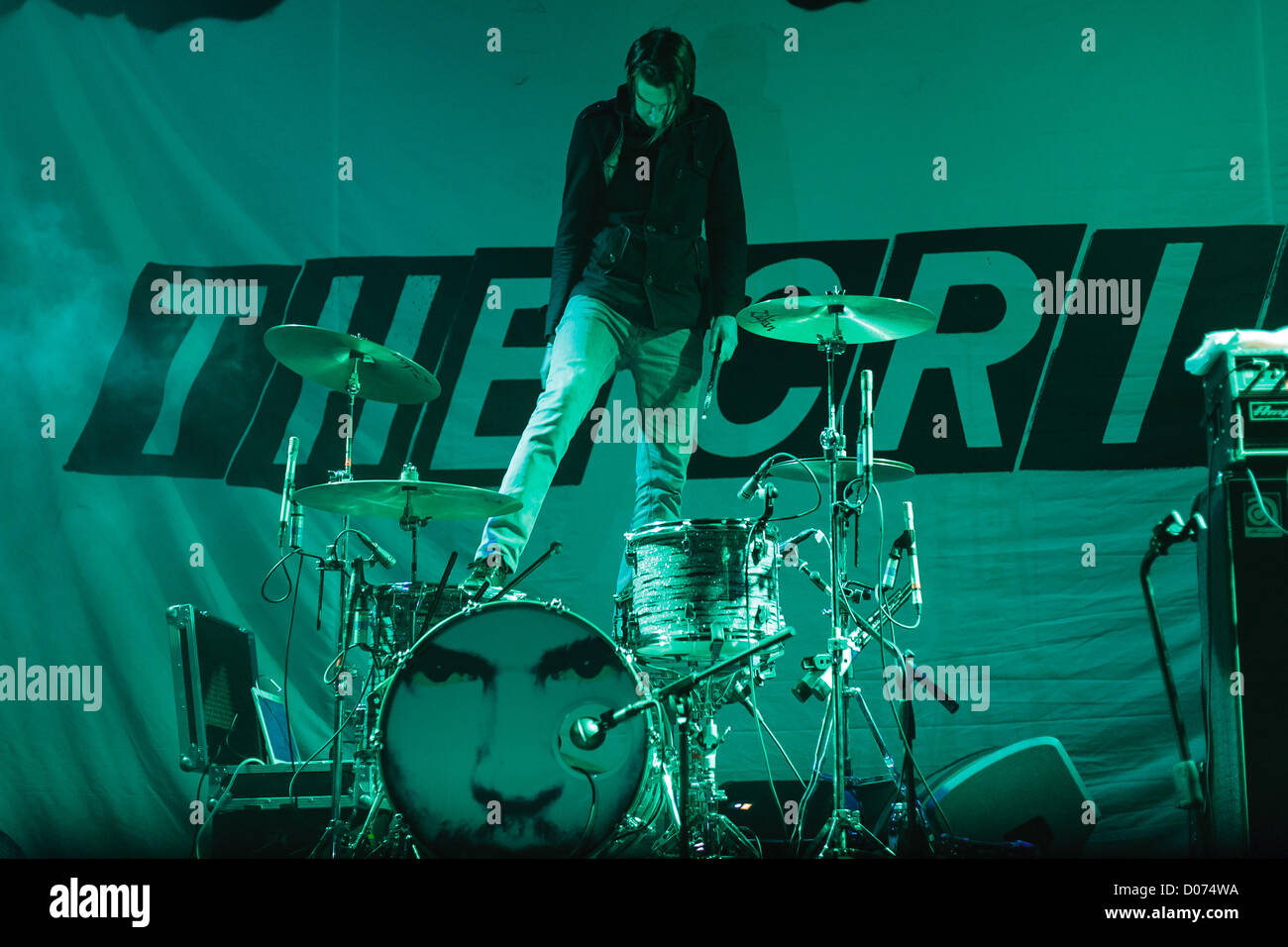 Zagabria, Croazia. Il 18 novembre 2012. Ross Jarman del Wakefield indie-rock band i presepi mostrato mentre si esegue presso la fabbrica di Cultura a Zagabria in Croazia. Foto Stock