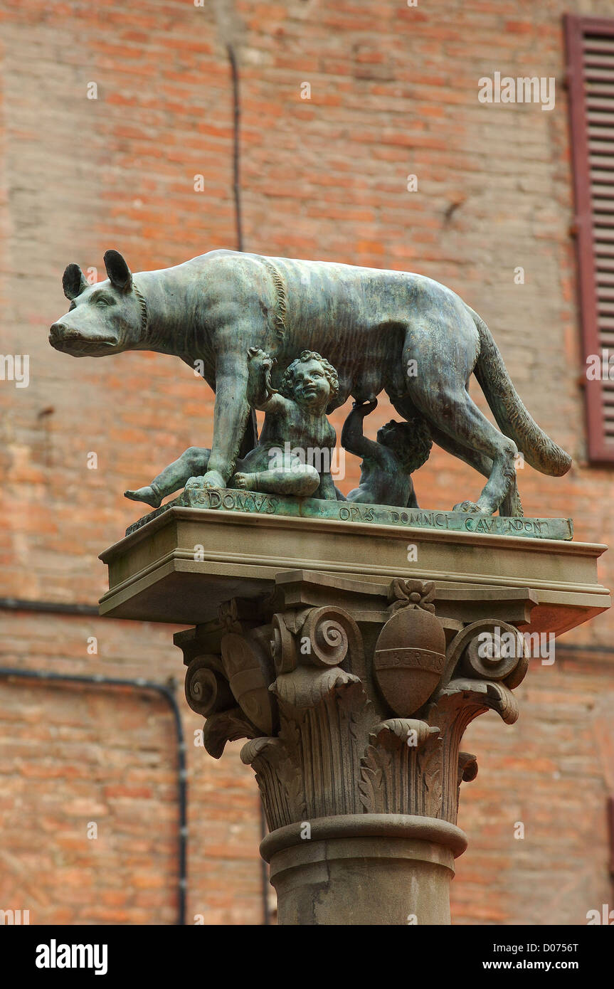 Siena, Piazza Tolomei, Romolo e Remo statua, Piazza Tolomei, Toscana, Sito Patrimonio Mondiale dell'UNESCO, Italia, Europa Foto Stock