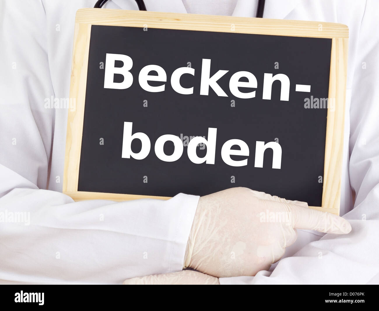 Medico mostra informazioni sulla lavagna: pavimento pelvico Foto Stock