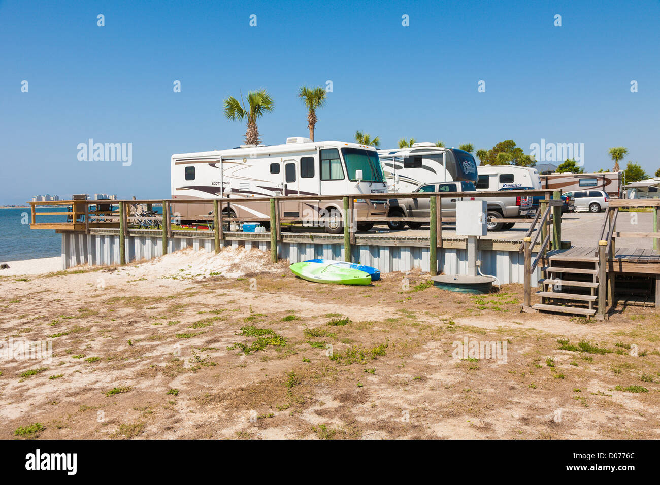 I camper parcheggiato a waterfront RV resort di Santa Rosa il suono in Navarra, Florida Foto Stock