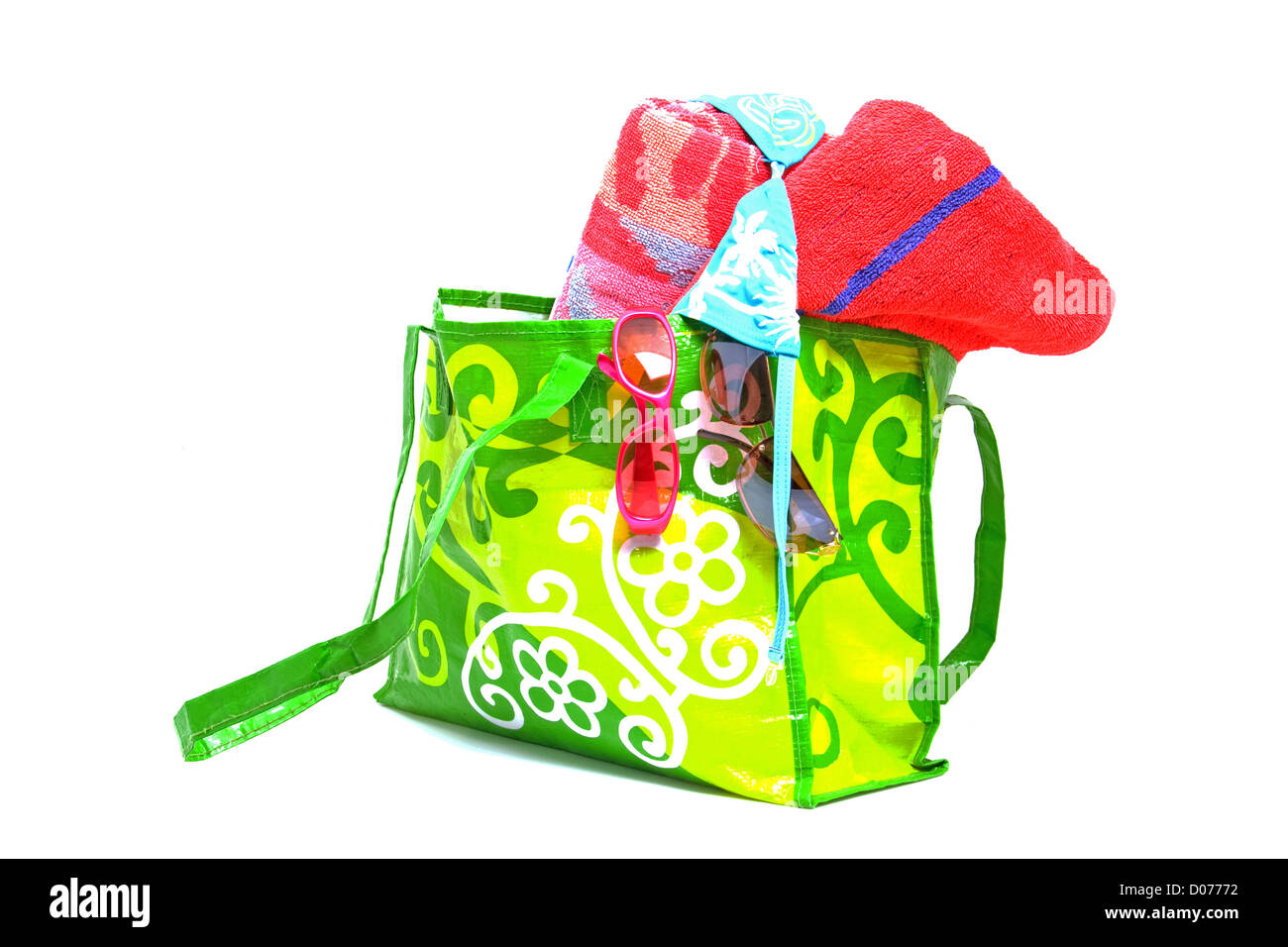 Borsa è confezionata e pronta per andare in spiaggia, su sfondo bianco Foto Stock