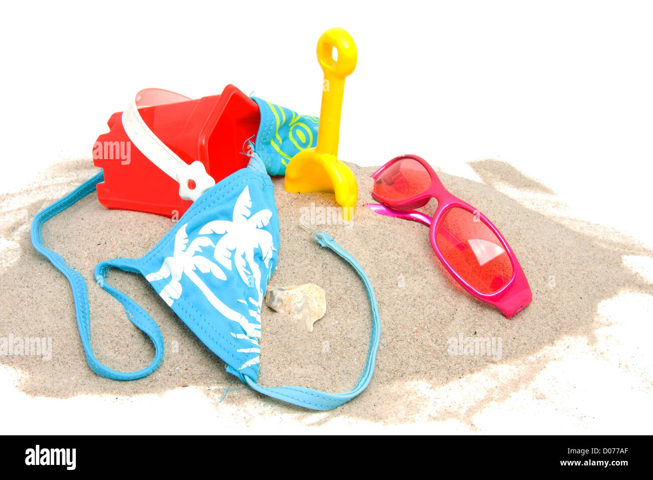 Roba di spiaggia di sabbia su sfondo bianco Foto Stock