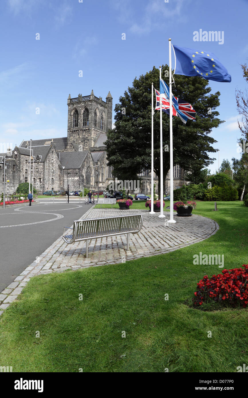 Paisley Abbey con bandiere che volano fuori Renfrewshire House a Paisley, Renfrewshire, Scozia, Regno Unito Foto Stock