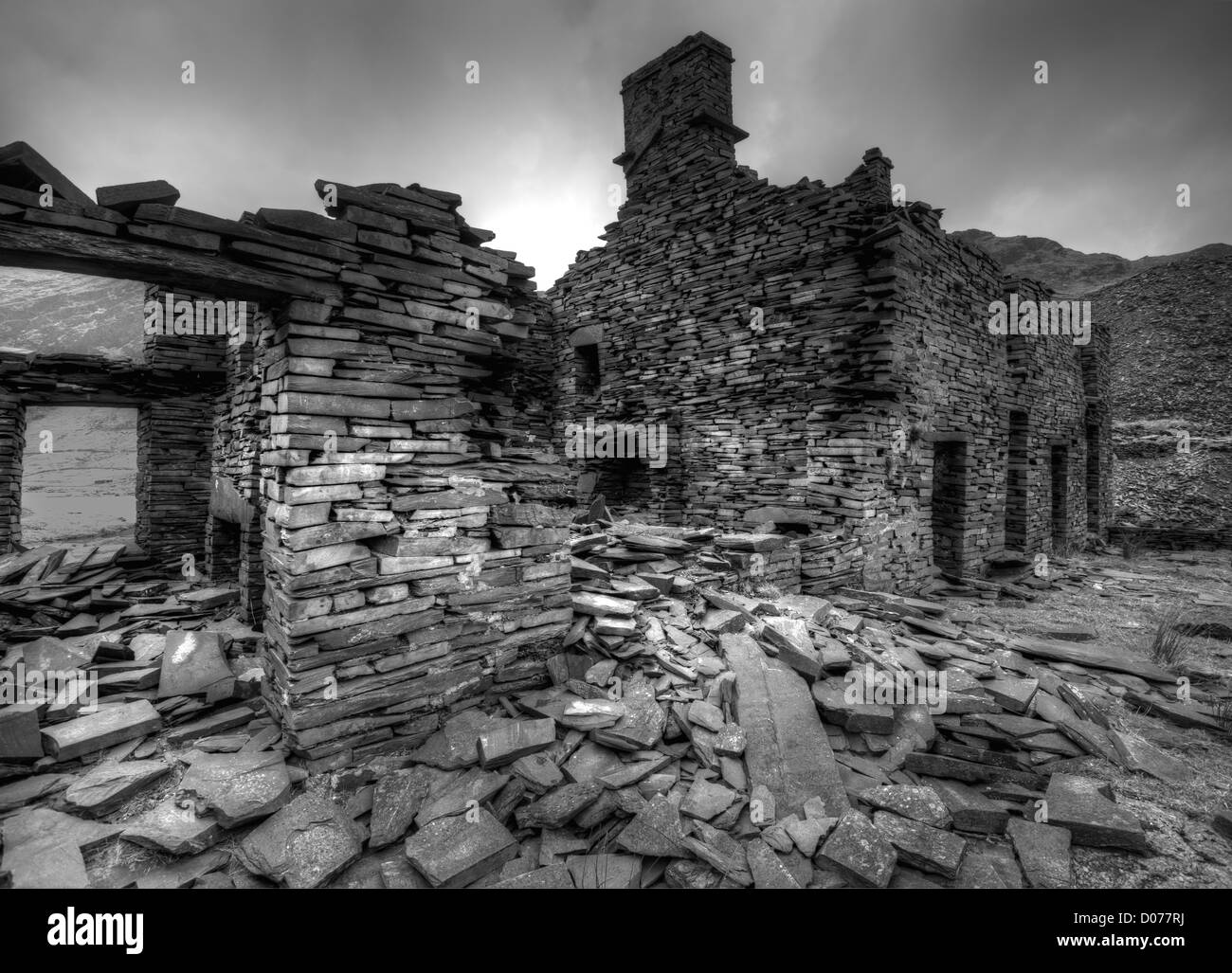Un minatori di ardesia Cottage uno dei tanti derelitti vecchie case che inquinano le montagne sopra Blaenau Ffestiniog Foto Stock