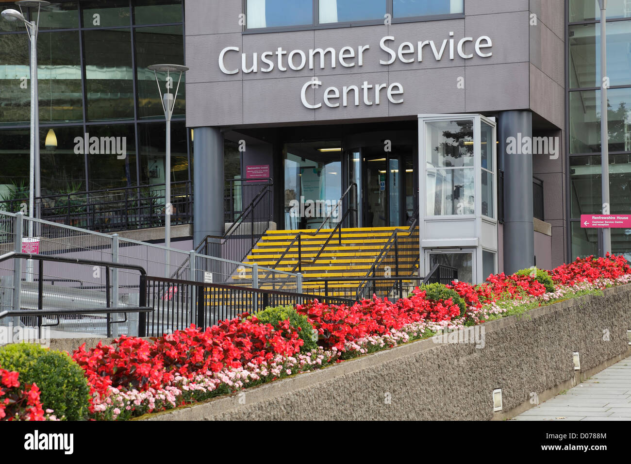 Ingresso al Centro Servizio clienti presso la Renfrewshire House, sede del Renfrewshire Council, Cotton Street, Paisley, Scozia, Regno Unito Foto Stock