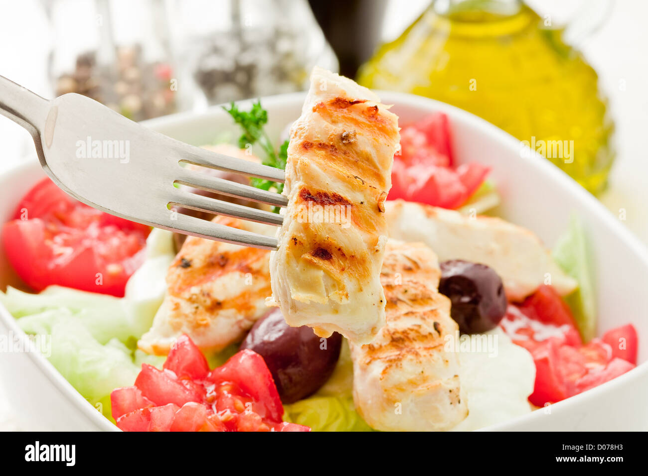 Foto di deliziosa insalata di pollo su bianco woden tabella Foto Stock