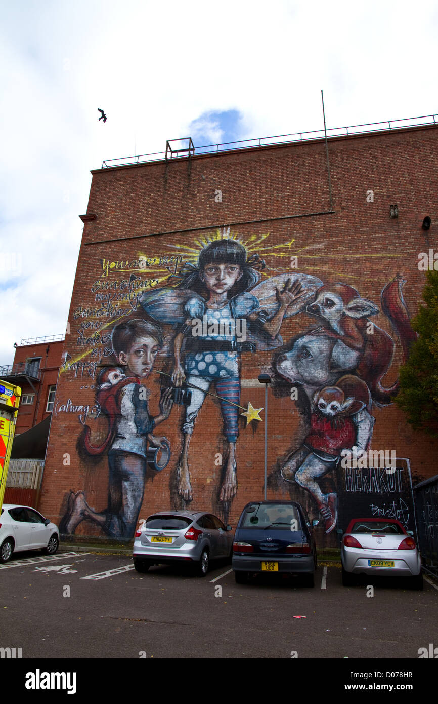 Enorme urban graffiti mostra fantastici in scena con la ragazza giovane con le ali e una bacchetta, un ragazzo giovane e vari animali domestici Foto Stock