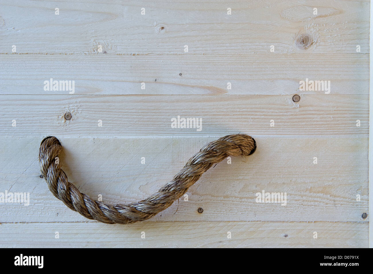 Una maniglia realizzata dalla fune sul lato di una bara fatta dal legno ruvido Foto Stock