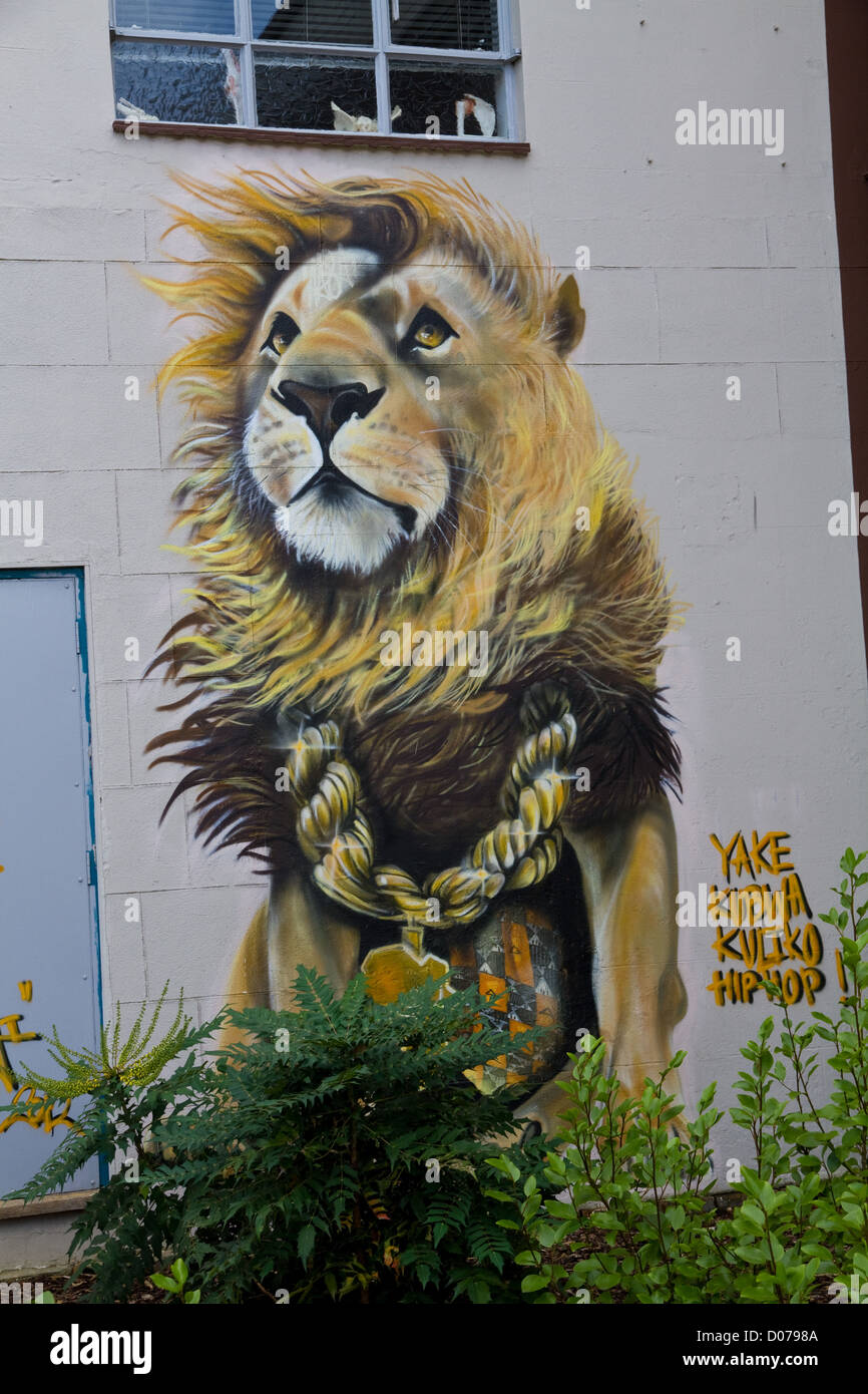 Graffiti di un leone sul lato di un edificio su North Street, Bedminster, Bristol Foto Stock