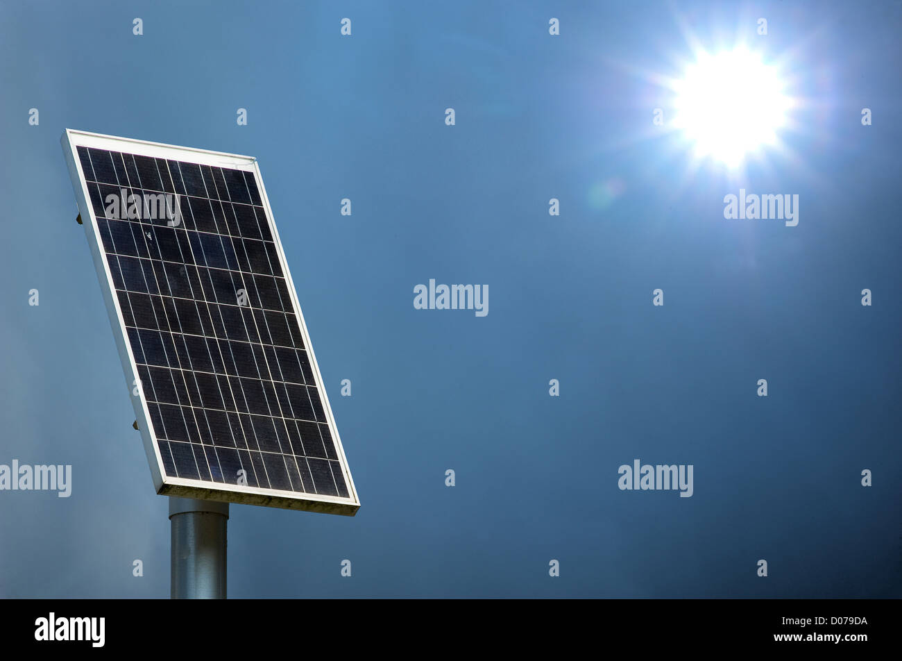 Pannello solare illuminata dal sole Foto Stock
