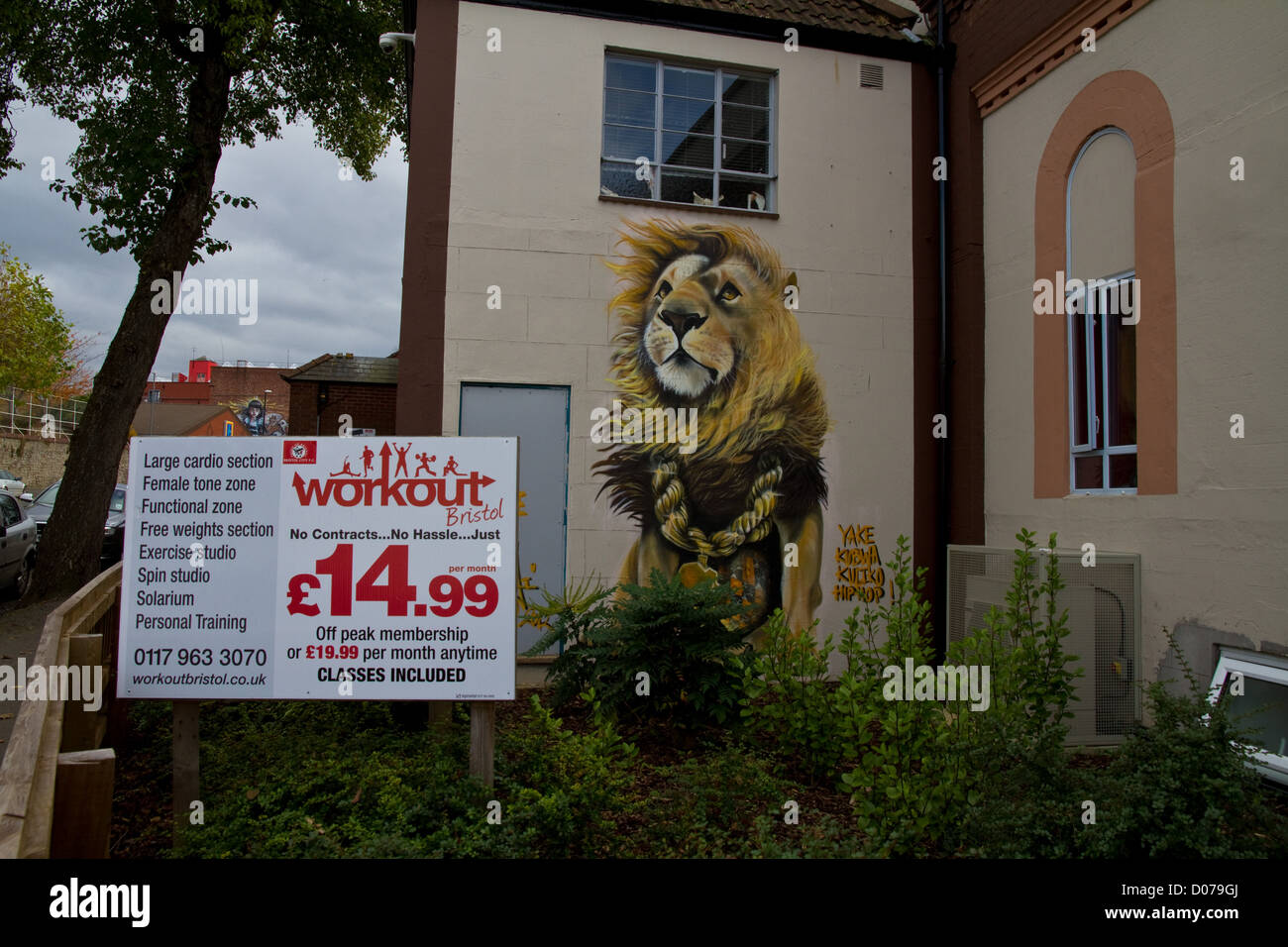 Graffiti di un leone sul lato di un edificio su North Street, Bedminster, Bristol Foto Stock