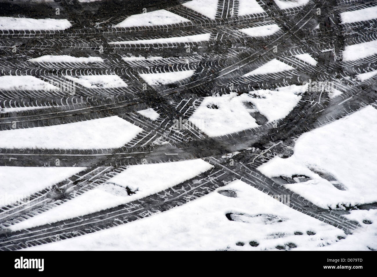 Stampe da un auto nella neve di fusione Foto Stock