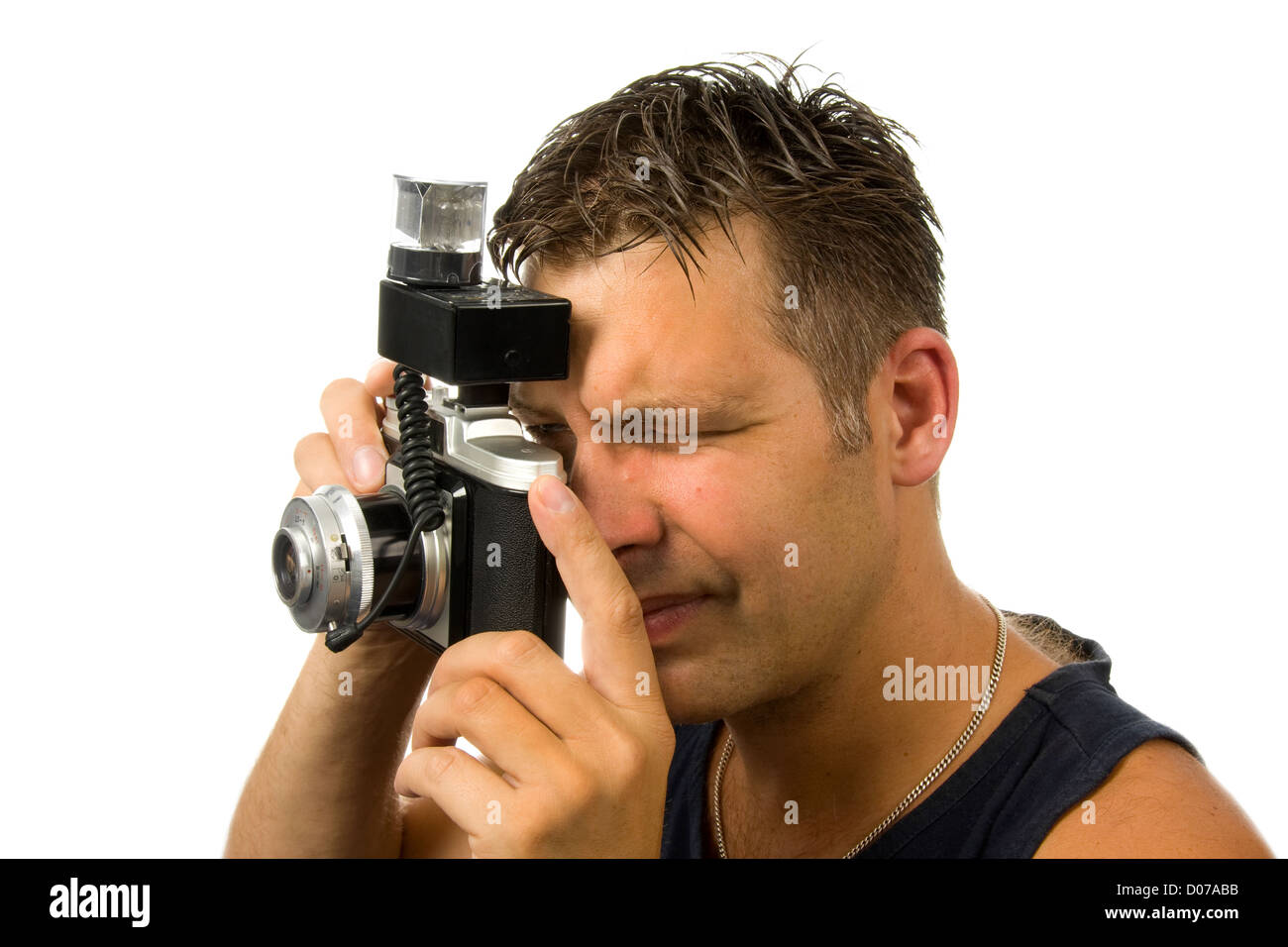 L uomo è di scattare le foto con la vecchia macchina fotografica su sfondo bianco Foto Stock