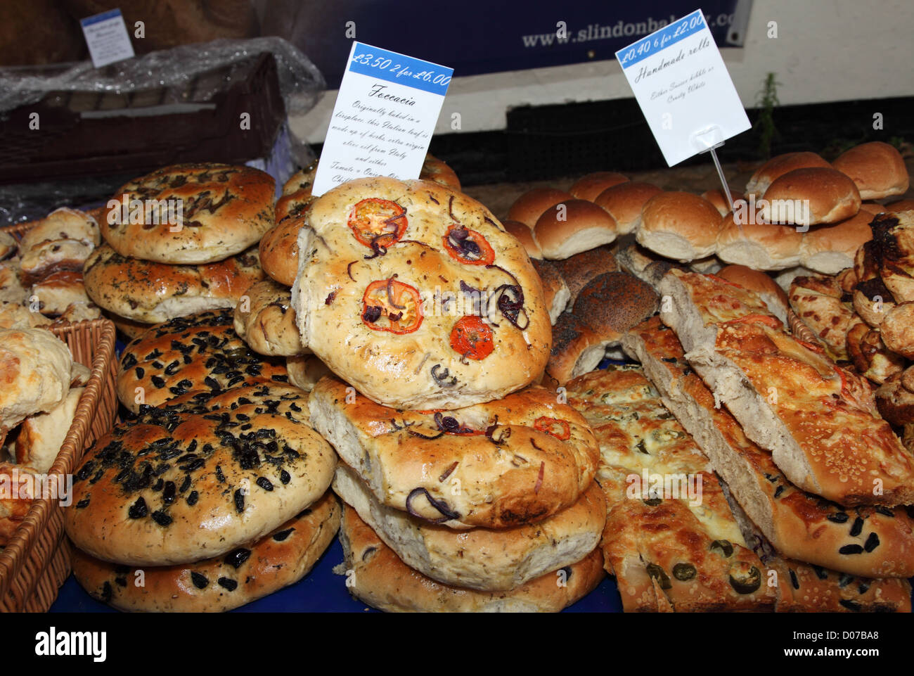 Pani speciali tra cui Foccacia a Chichester mercato aperto, England Regno Unito Foto Stock