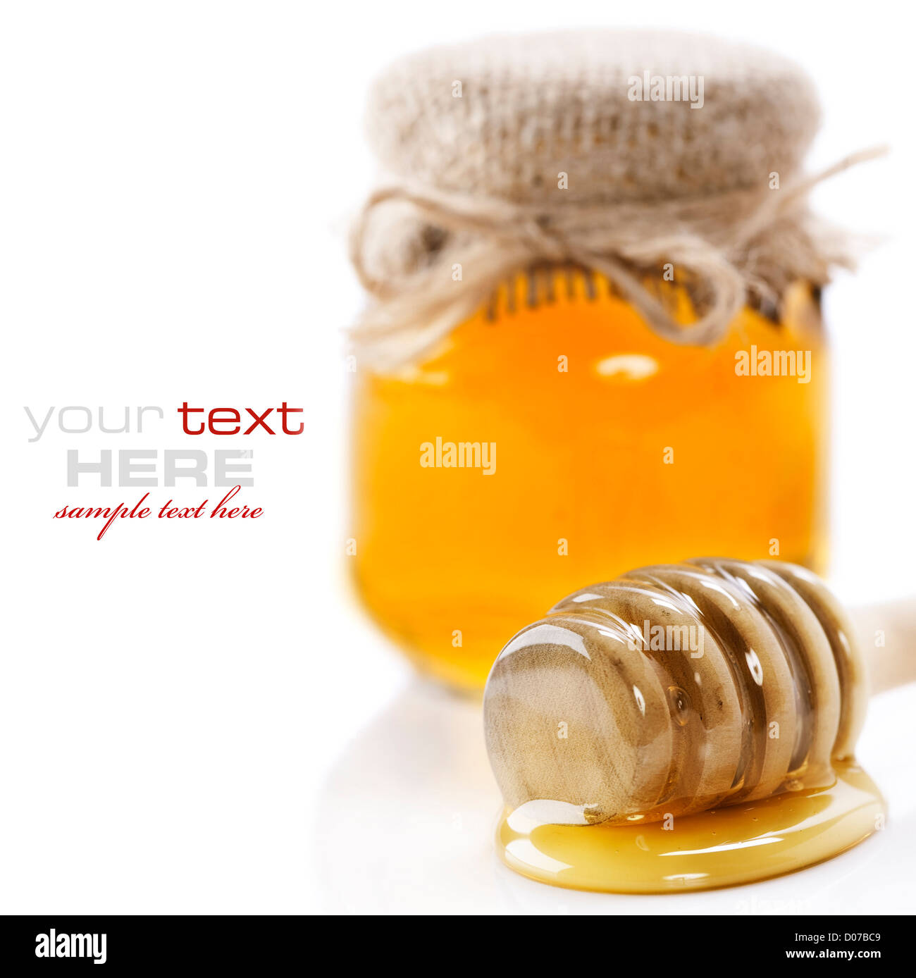 Full honey pot e miele stick su bianco (con il campione di testo) Foto Stock