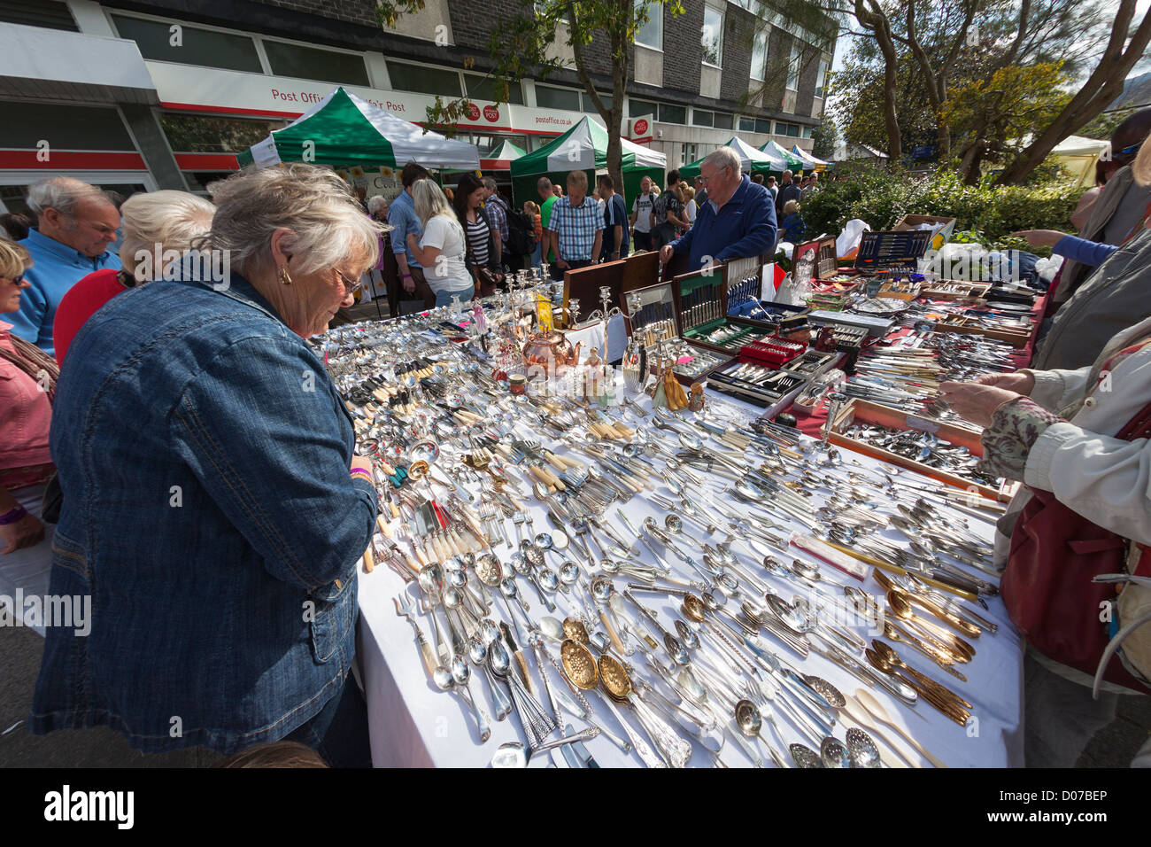 Usato argenteria e posate in vendita presso stand di mercato, Abergavenny Food Festical, Wales, Regno Unito Foto Stock